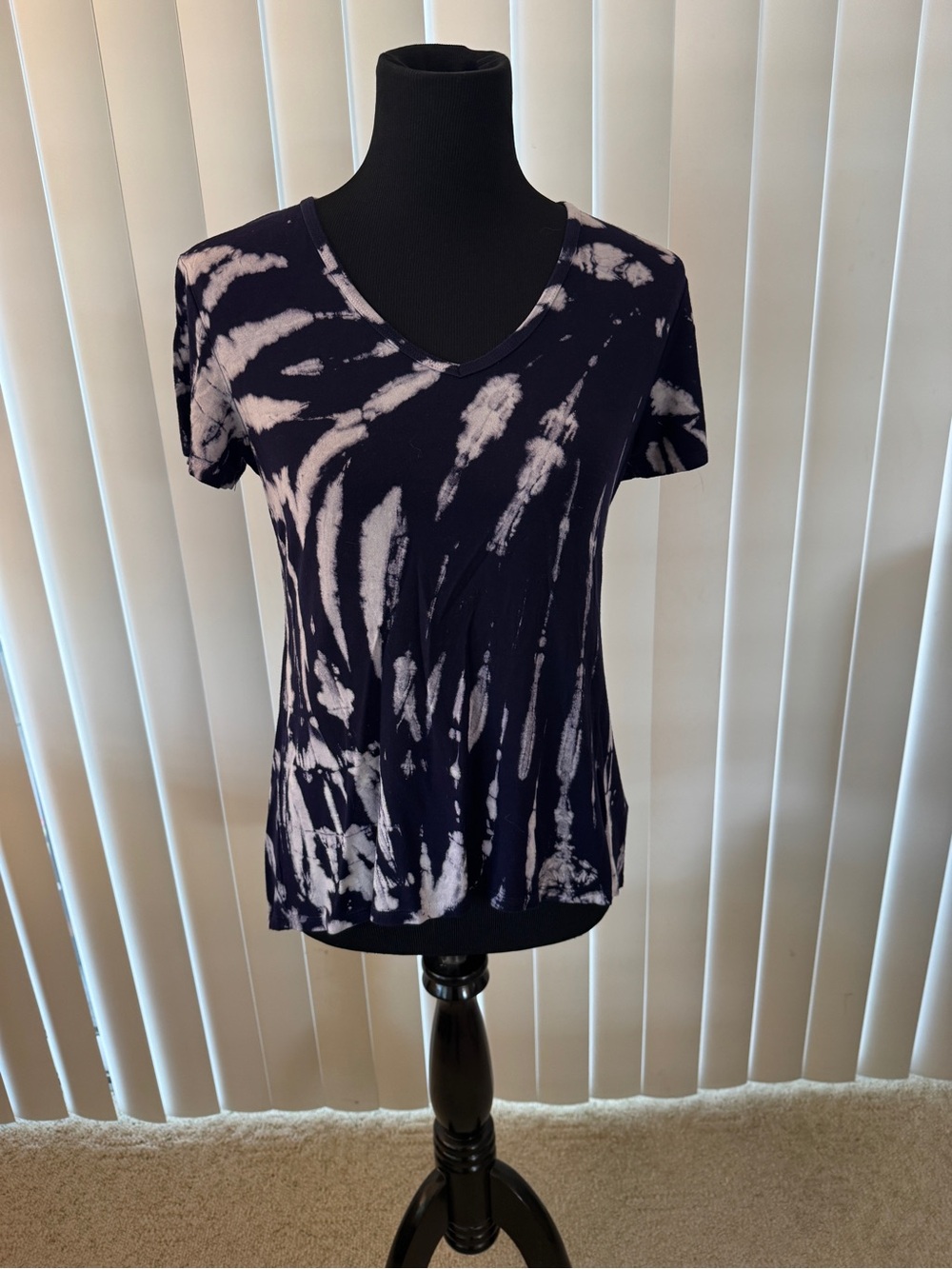 Tryst Purple and White Tie-Dye V-Neck Short Sleeve Top Ladies Medium